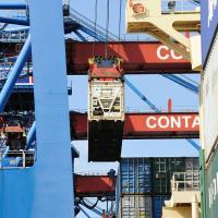 0310_0758 Die Ladung des Frachtschiffs wird gelöscht - die Container an Land transportiert.  | HHLA Container Terminal Hamburg Altenwerder ( CTA )